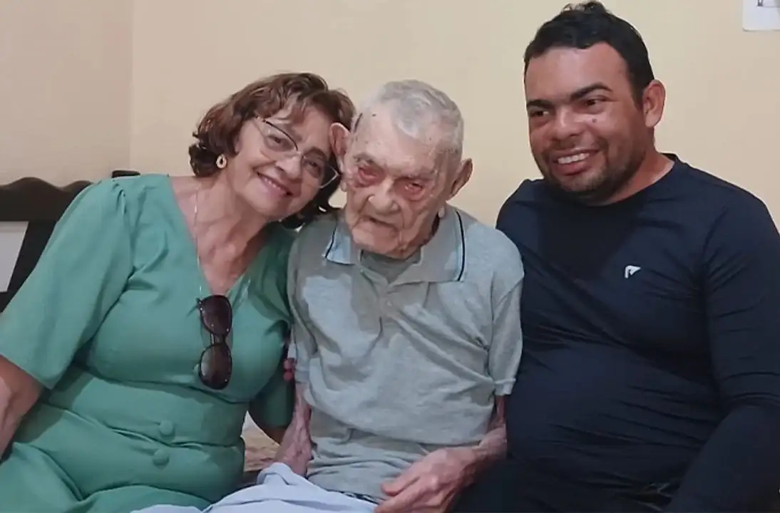 João Marinho Neto junto a su familia.
