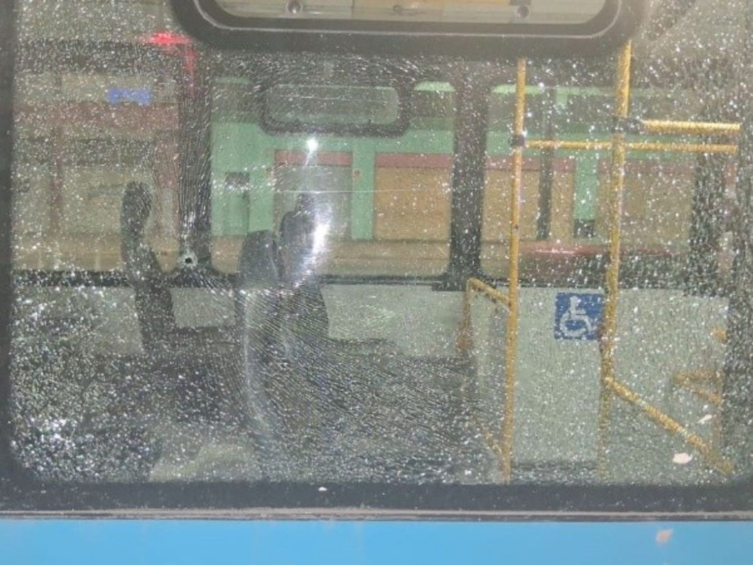 Foto de la ventana del colectivo (Foto: Gentileza)