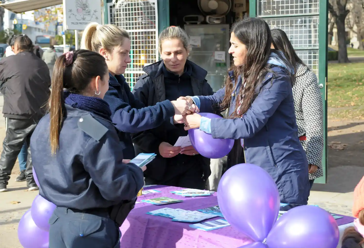 En el marco de "Ni Una Menos", la Comisaría de la Mujer concientizó sobre violencia familiar