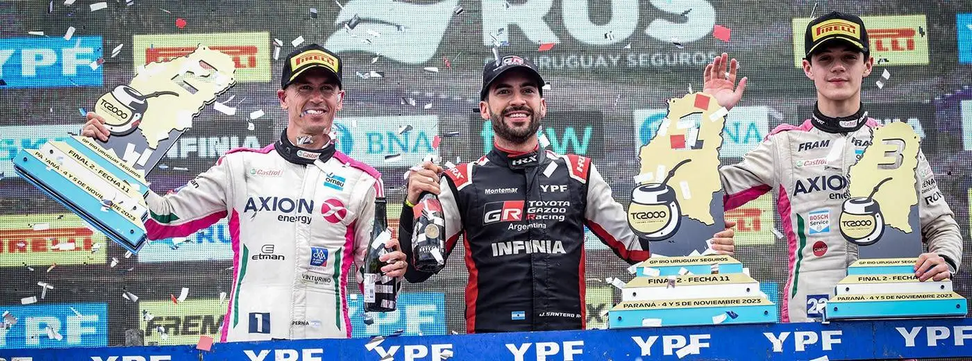 Santero, entre Leonel Pernía y Montenegro, tras la segunda final.