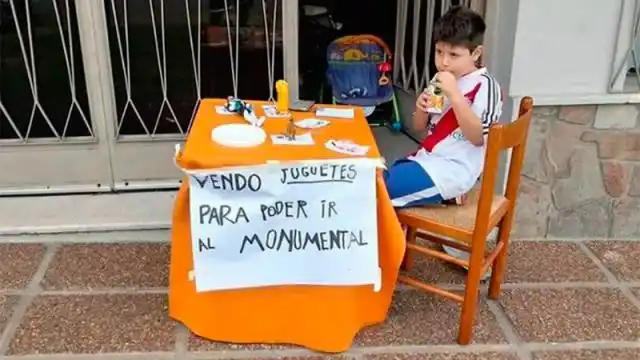 Vendía sus juguetes por ver a River, recibió entradas y los donará al hospital