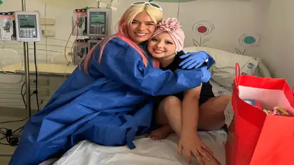 KAROL G cumple el sueño de una pequeña venezolana que lucha contra el cáncer