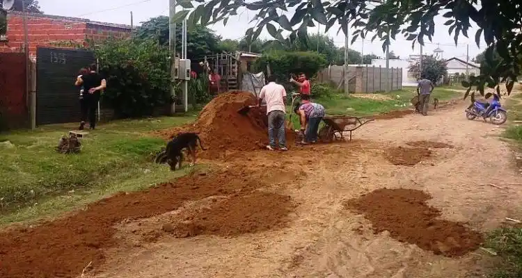 Cansados de esperar, vecinos repararon los baches de una calle