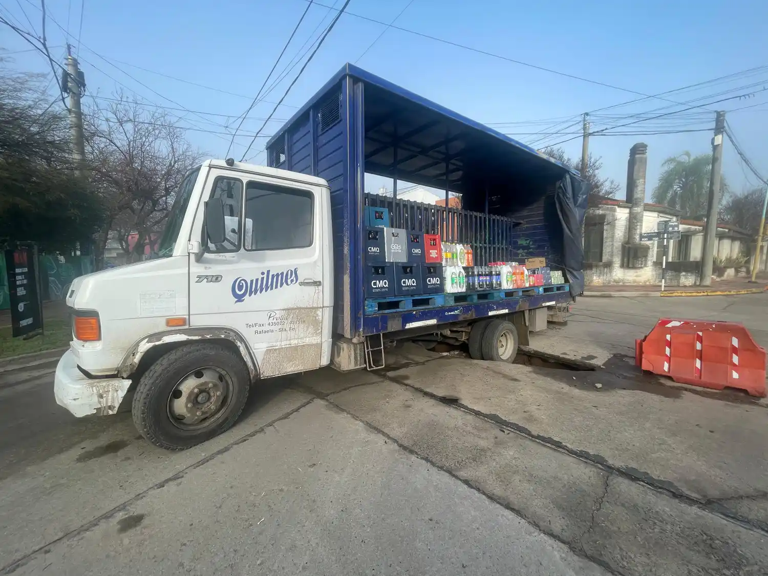 Se desmoronó el pavimento en O'Higgins y Tucumán y un camión cayó en el pozo - 2