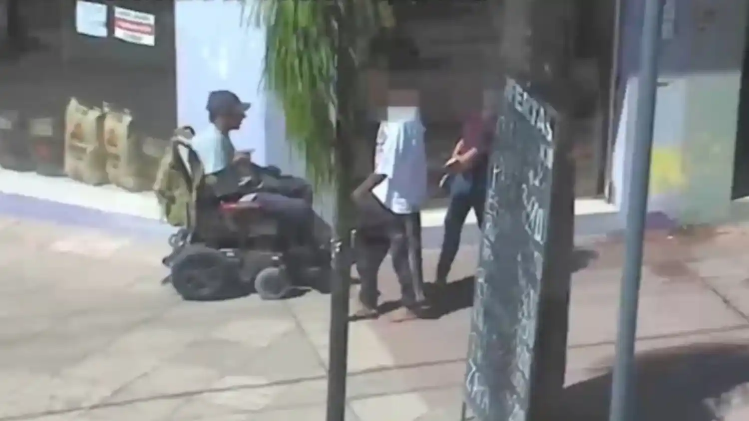 Cruel asalto en Benavídez: atacan a un hombre en silla de ruedas para robarle el celular y las imágenes son indignantes