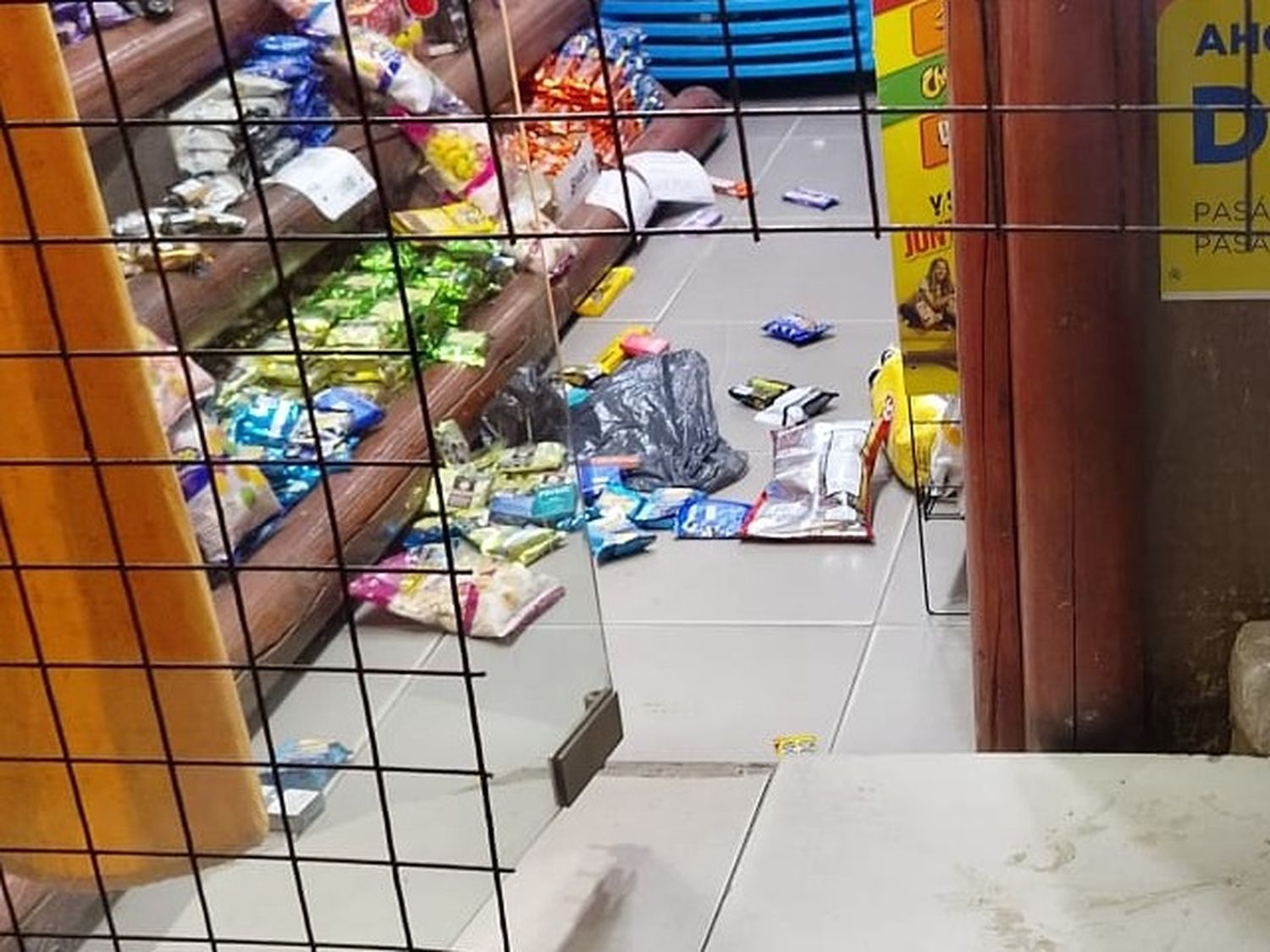 Delincuentes con antojo: rompieron la reja de un kiosco para llevarse golosinas y cigarrillos