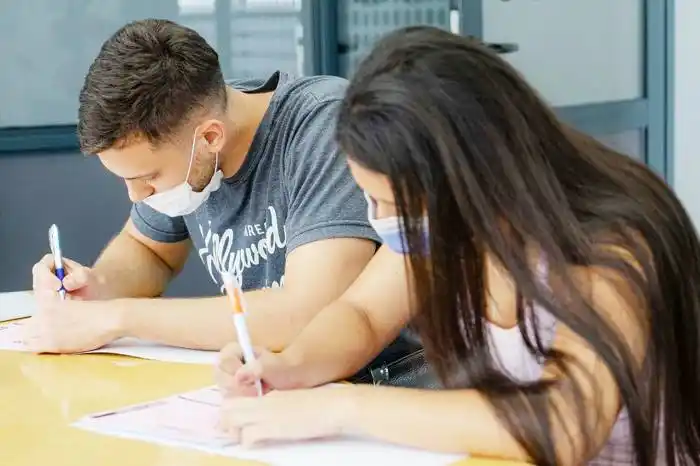Estudiantes  realizarán prácticas en un laboratorio  de medicamentos