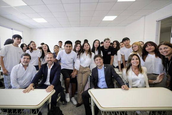 Kicillof inauguró el edificio educativo N°250 en Ezeiza: "En la Provincia, el futuro de los pibes es una prioridad"