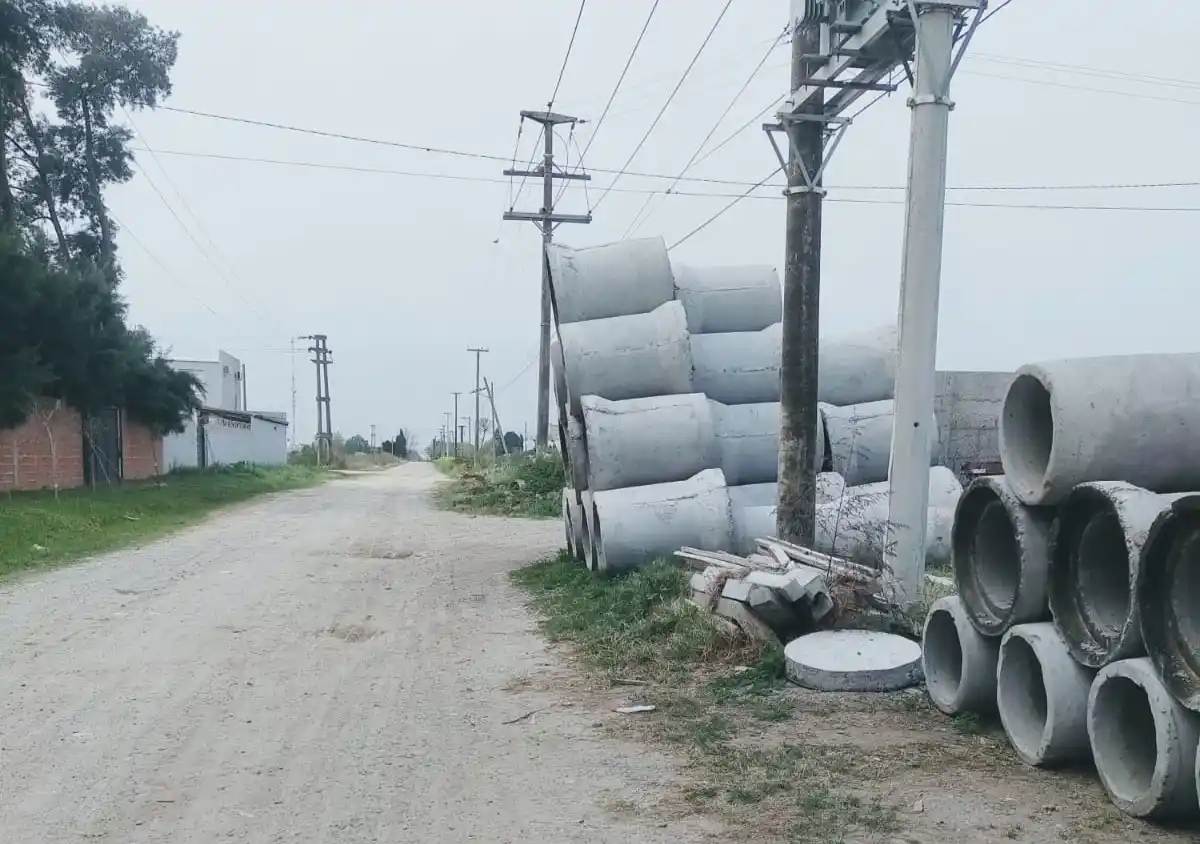 Estiba de tubos sobre la calle