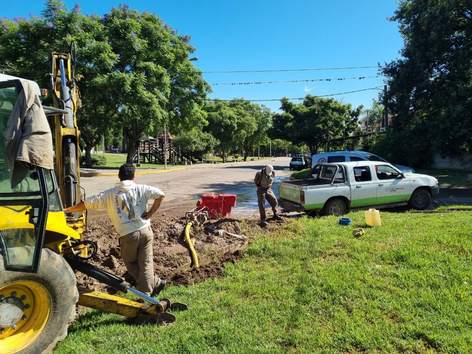 Falta agua: reparan caño madre a una cuadra de la bomba de 11 de Septiembre y Saavedra