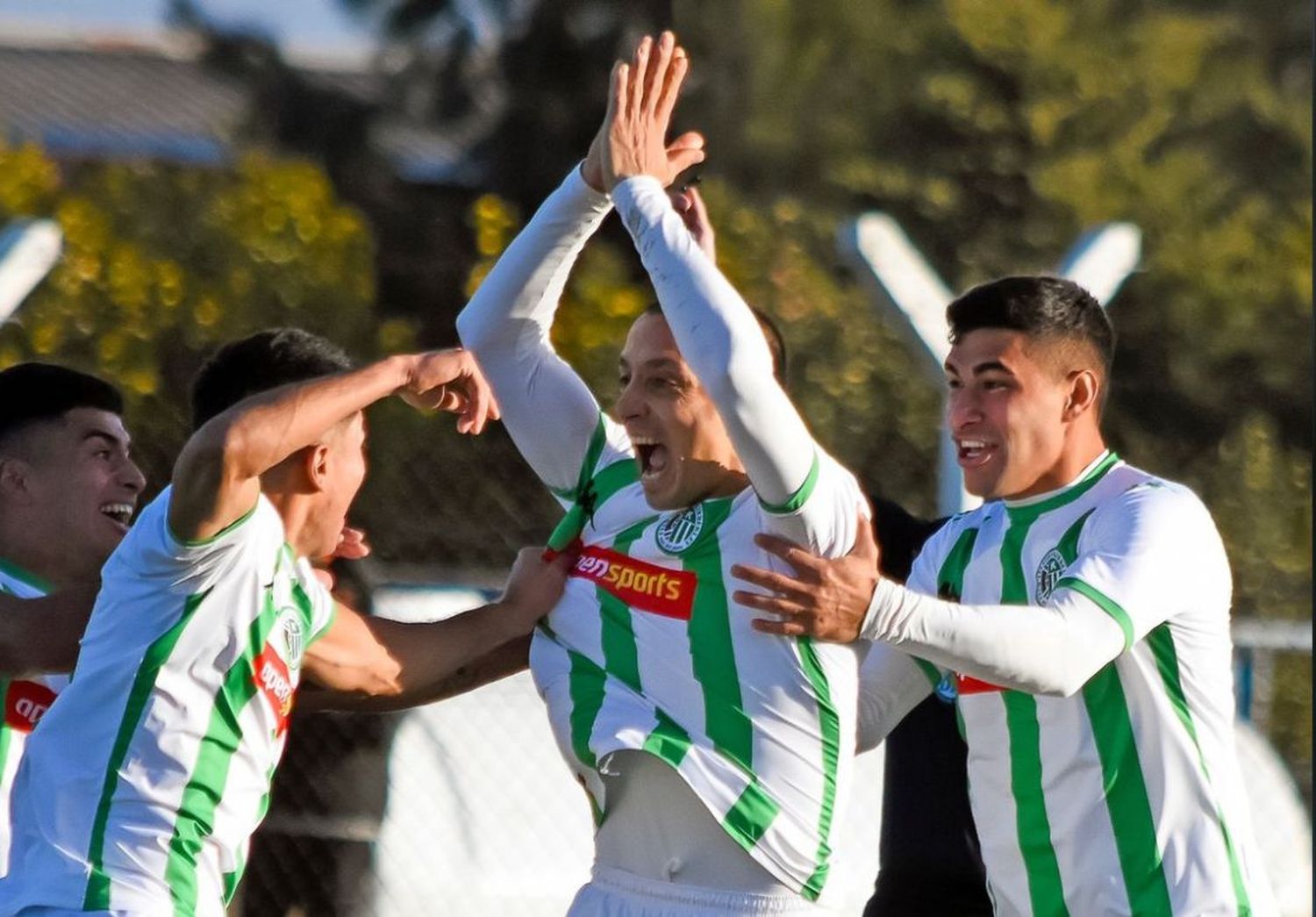 El "Sapo" celebrando el tanto convertido (FOTO: Prensa Kimberley)