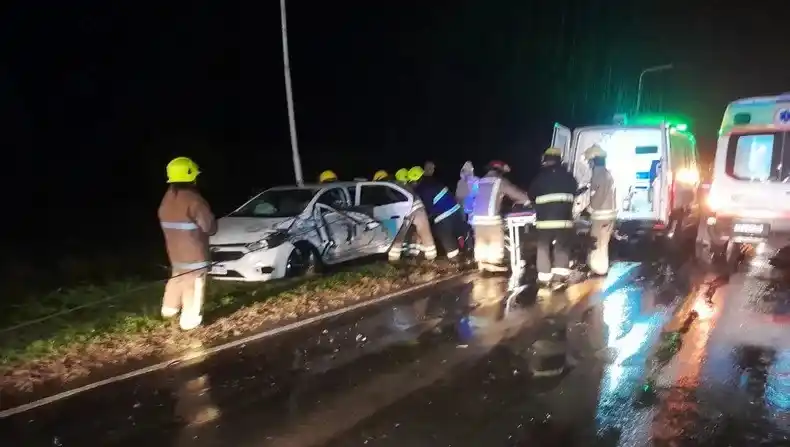 Accidente en Ruta 11: el estado de salud de las tres personas rescatadas
