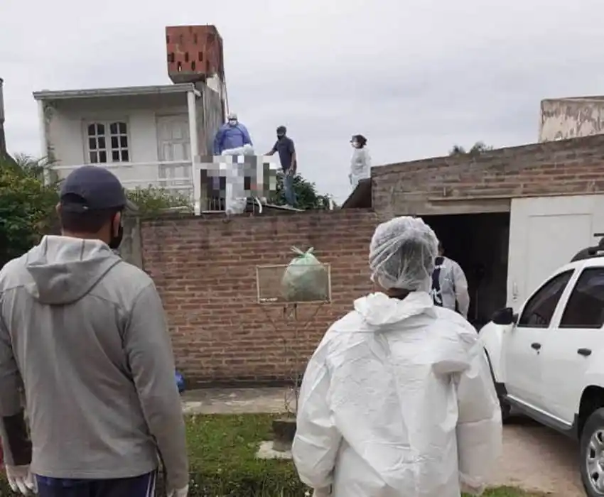La inmediata intervención policial impidió que un hombre se arrojara al vacío desde el techo de una casa
