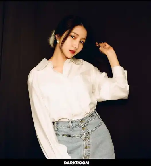 Sowon fue criticada por no tener tacto al tomarse una fotografía. Foto: Instagram