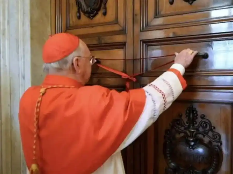 El rito tuvo lugar a las 20:00 (hora de Roma) y fue presidido por el cardenal Kevin Farrell.