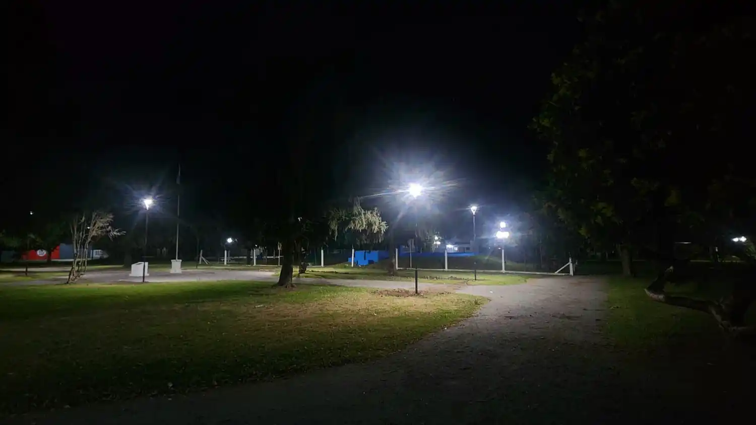 Mejoraron la iluminación de la Plaza San Martín en Gardey
