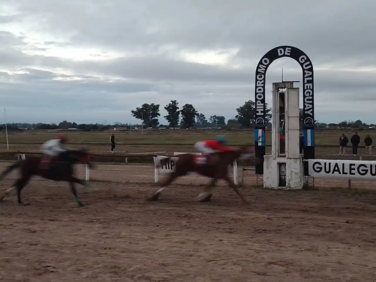 Turf: “El Negro Luis” brilló en el Gran Premio 25 de Mayo