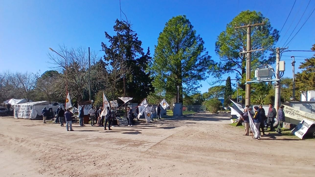 Los trabajadores despedidos realizan acampe frente a la empresa.