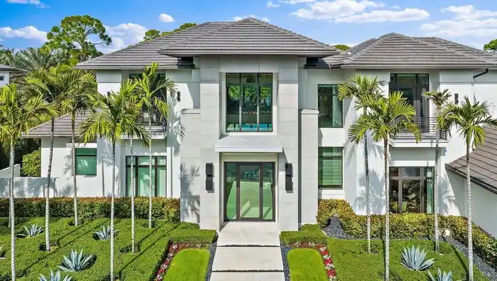 Esta es la fachada de la una casa del millonario den Florida