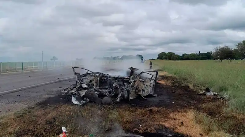 La explosión de un automóvil deja a funcionario policial herido
