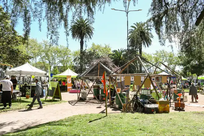 Gran convocatoria en la Feria Ambiental realizada en la plaza Sarmiento
