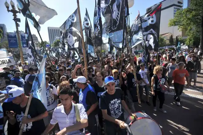 Miles de personas colman la Plaza de Mayo para celebrar los 30 años de la Democracia