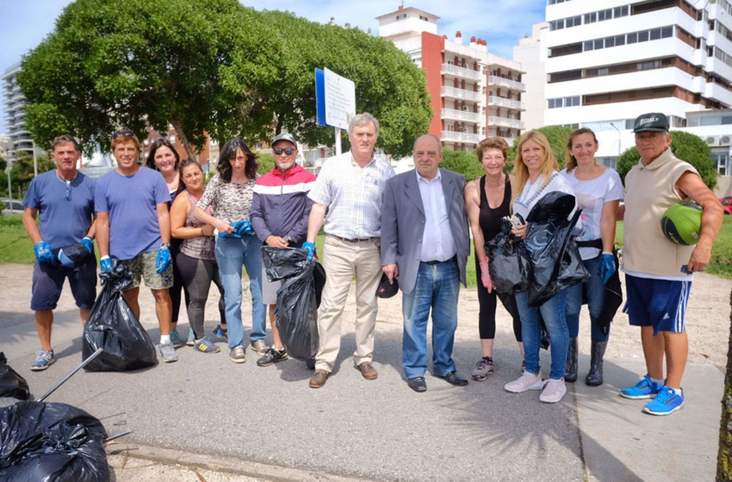 Junto a distintas ONG y voluntarios, funcionarios limpiaron plazas