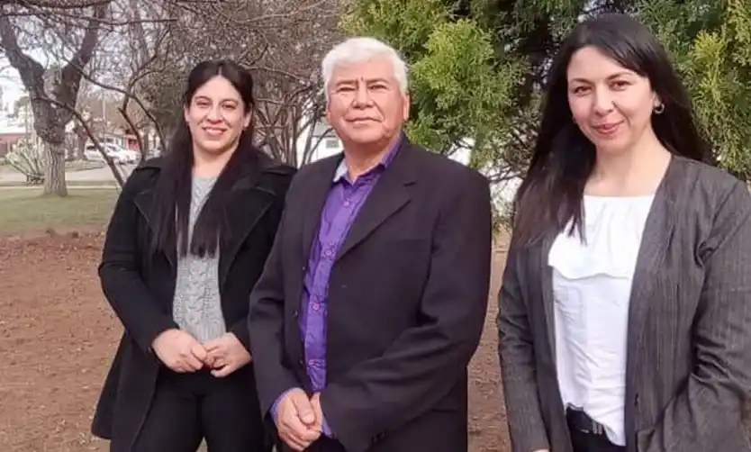 Almirón junto a Xoana Barrientos y Gimena Barrientos, candidatas al Concejo Deliberante y Consejo Escolar.