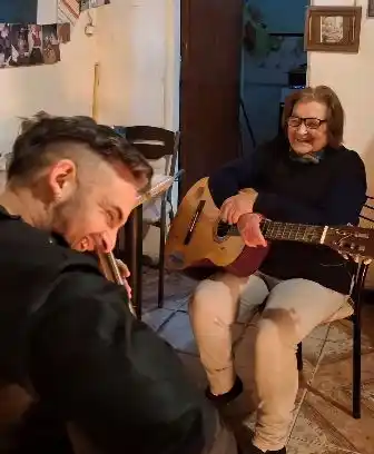 "Nunca es tarde para aprender": La historia de un guitarrista de Gualeguaychú y su alumna de 91 años