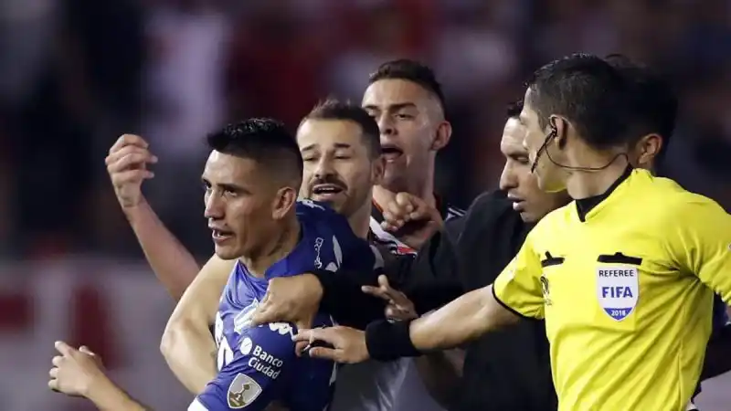 Centurión descargó su bronca y le respondió a sus críticos