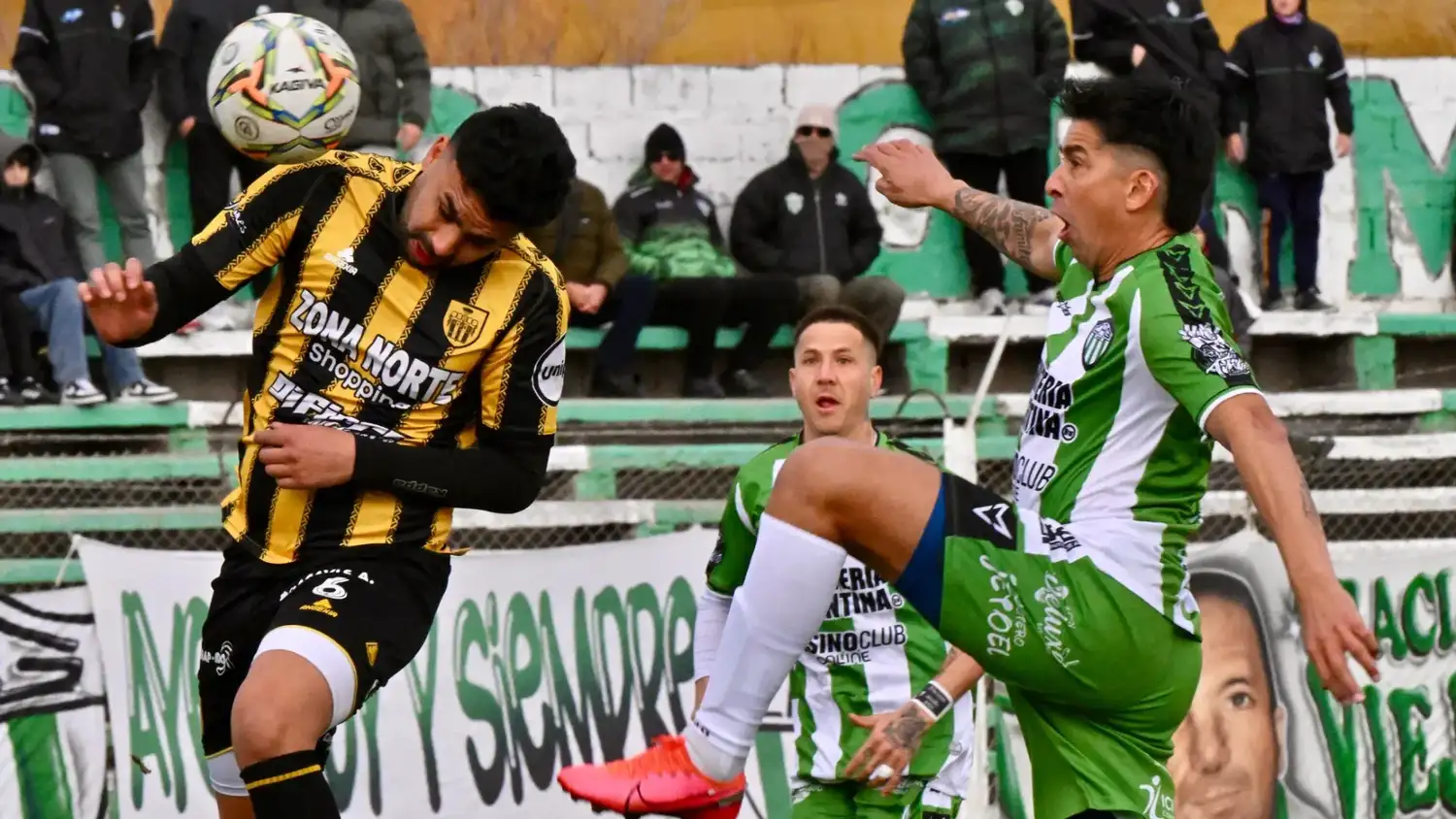 Disputa del balón entre Lucero y Velázquez. (Fotos gentileza de Daniel Feldman).