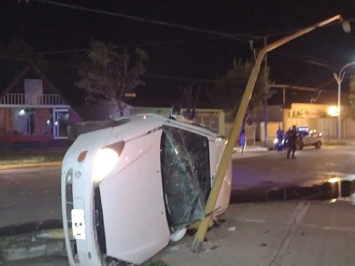 Un auto chocó contra una columna de alumbrado en el camino interprovincial