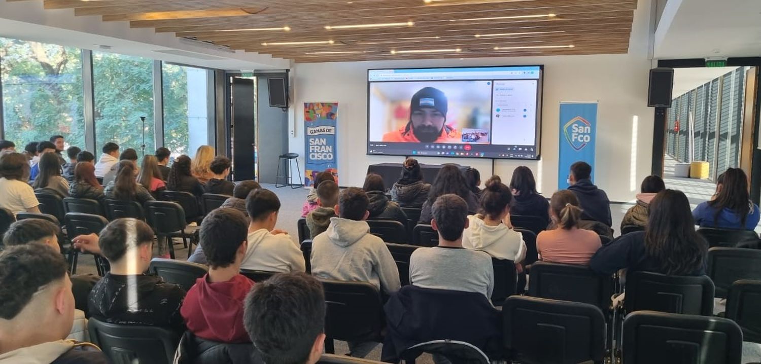 El capitán Albornoz, de la base Belgrano II, en comunicación con estudiantes del Colegio Superior San Martín.