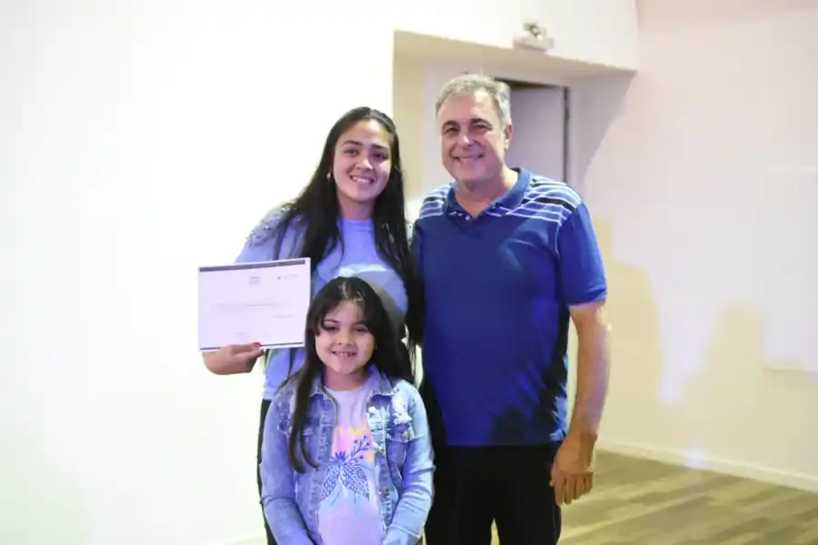 El intendente presente en la entrega de certificados