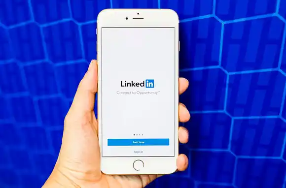Alerta: cómo funcionan las estafas por ofertas de trabajo falsas en Linkedin