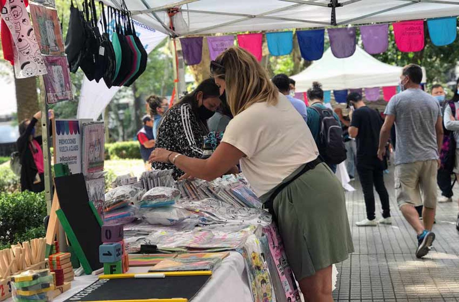 Vuelta al aula: abrieron una feria de artículos escolares en plaza Pringles