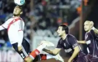 River derrotó a Lanús con un final polémico