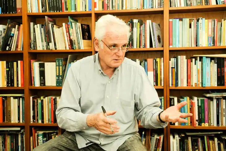 Carlos Ulanovsky presentará “En otras palabras”