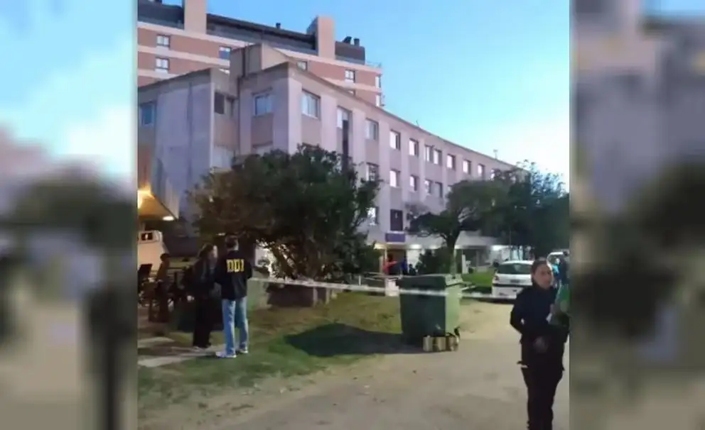 La Policía Científica y peritos trabajaban en el edificio.