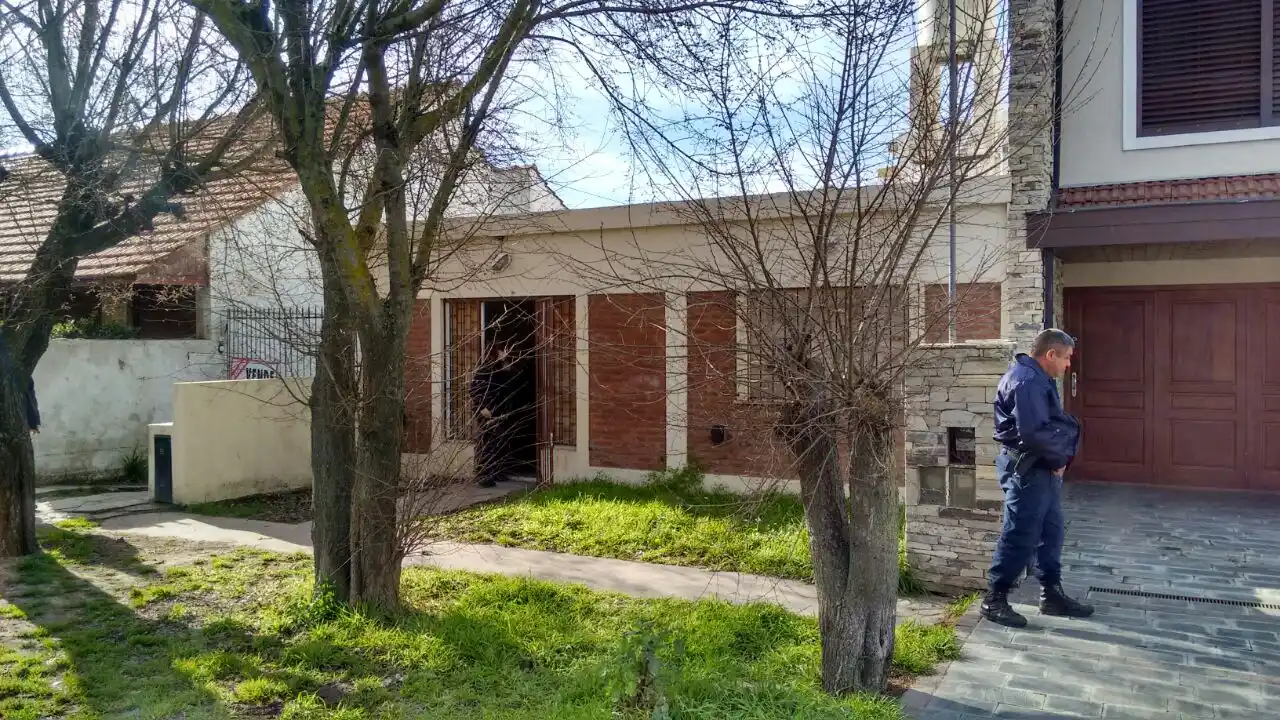 Tres detenidos por robo de autos en un estacionamiento