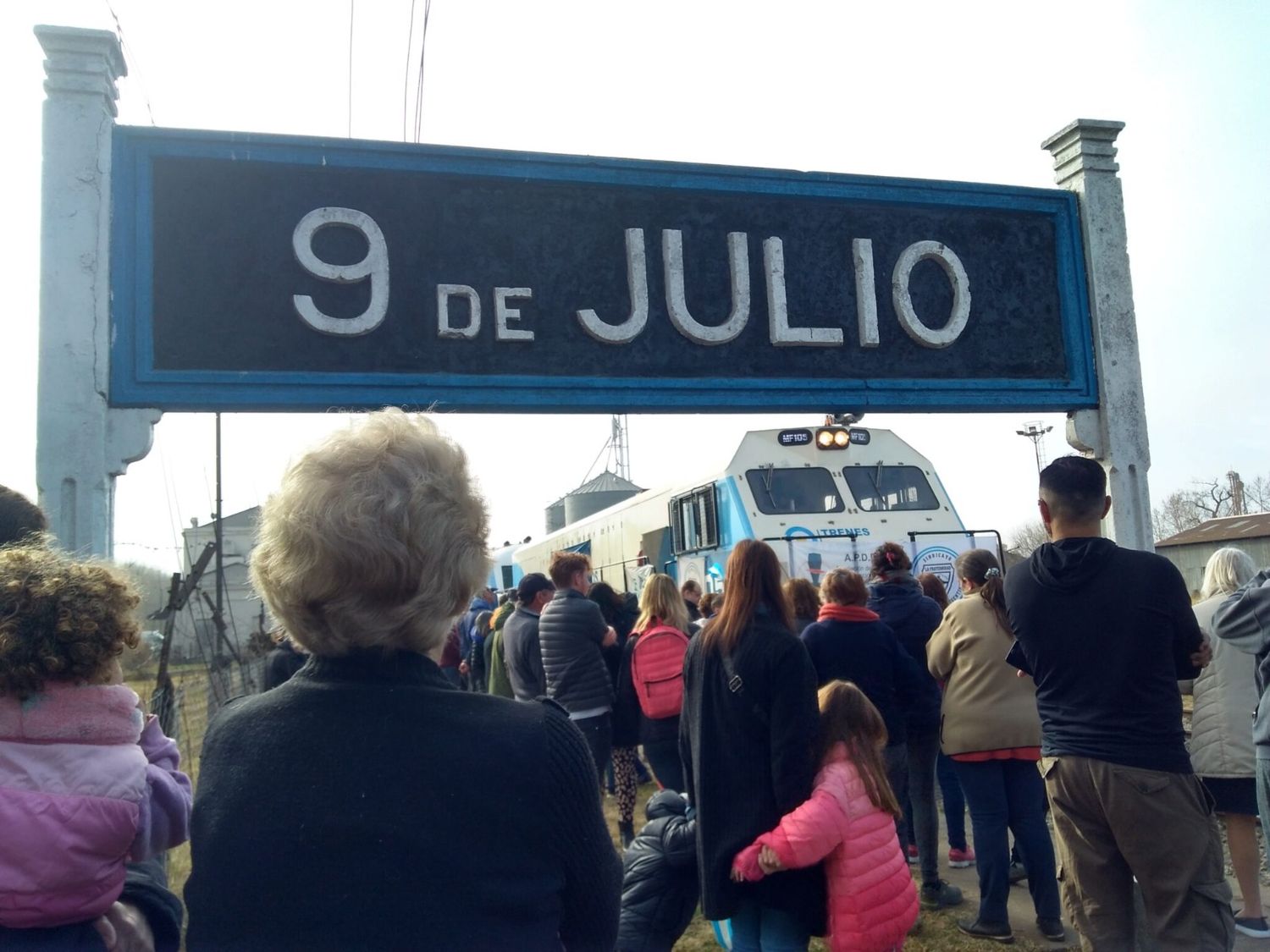 Vecinos de 9 de Julio se autoconvocan para “abrazar” la estación de tren que dejará de funcionar por decisión de Milei