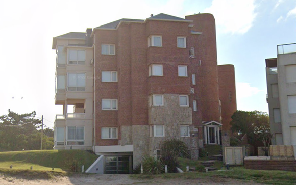 Trabajaba en el techo de un edificio de Pinamar, cayó al vacío y murió