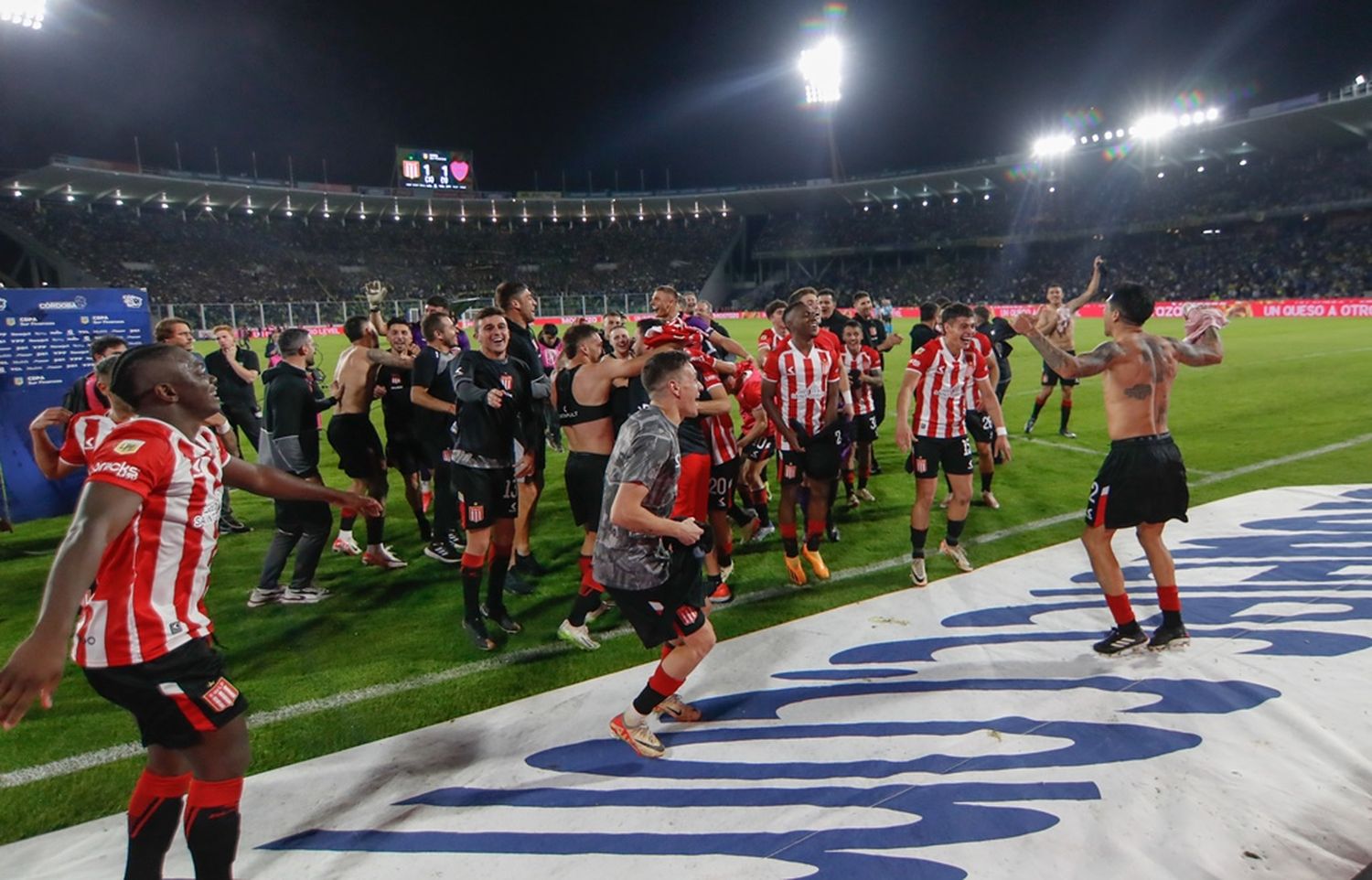 El festejo final del plantel de Estudiantes en el Kempes.