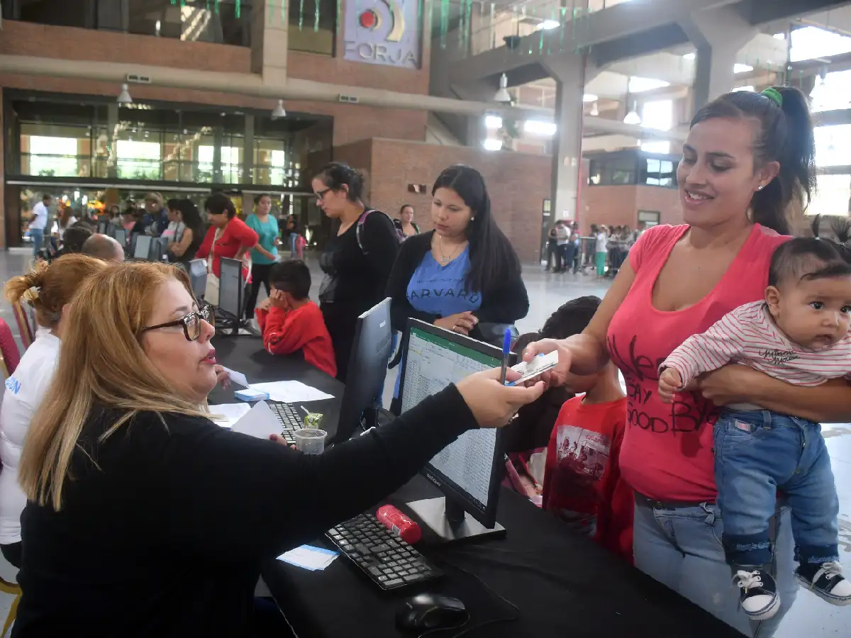 Empezó el reparto de la tarjeta Alimentar para 117.200 beneficiarios cordobeses 