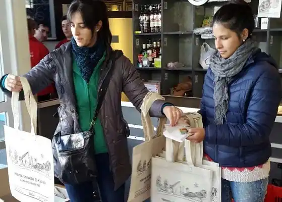 La Municipalidad entrega bolsas ecológicas en supermercados 