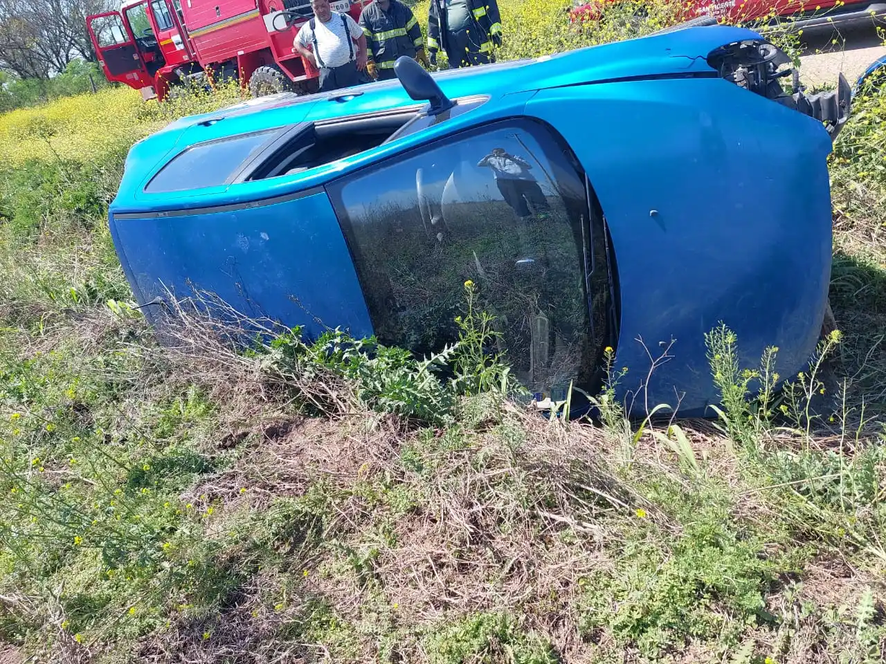 Gran susto en la región: volcaron con el auto en un camino de tierra y terminaron lesionados