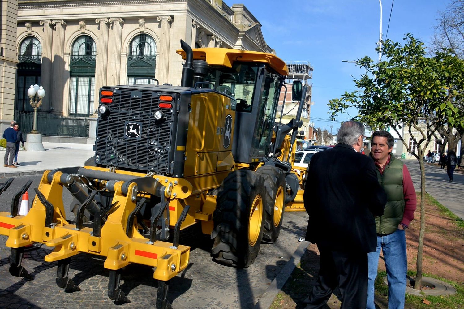 Presentaron nueva maquinaria para el mejoramiento de los caminos rurales