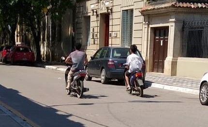 Salir en moto y sin casco: el mayor problema para los traumas y secuelas tras los accidentes