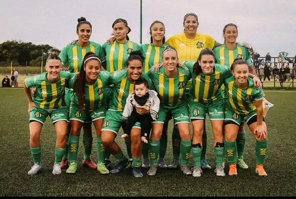 Debut con goleada para las "Tiburonas"