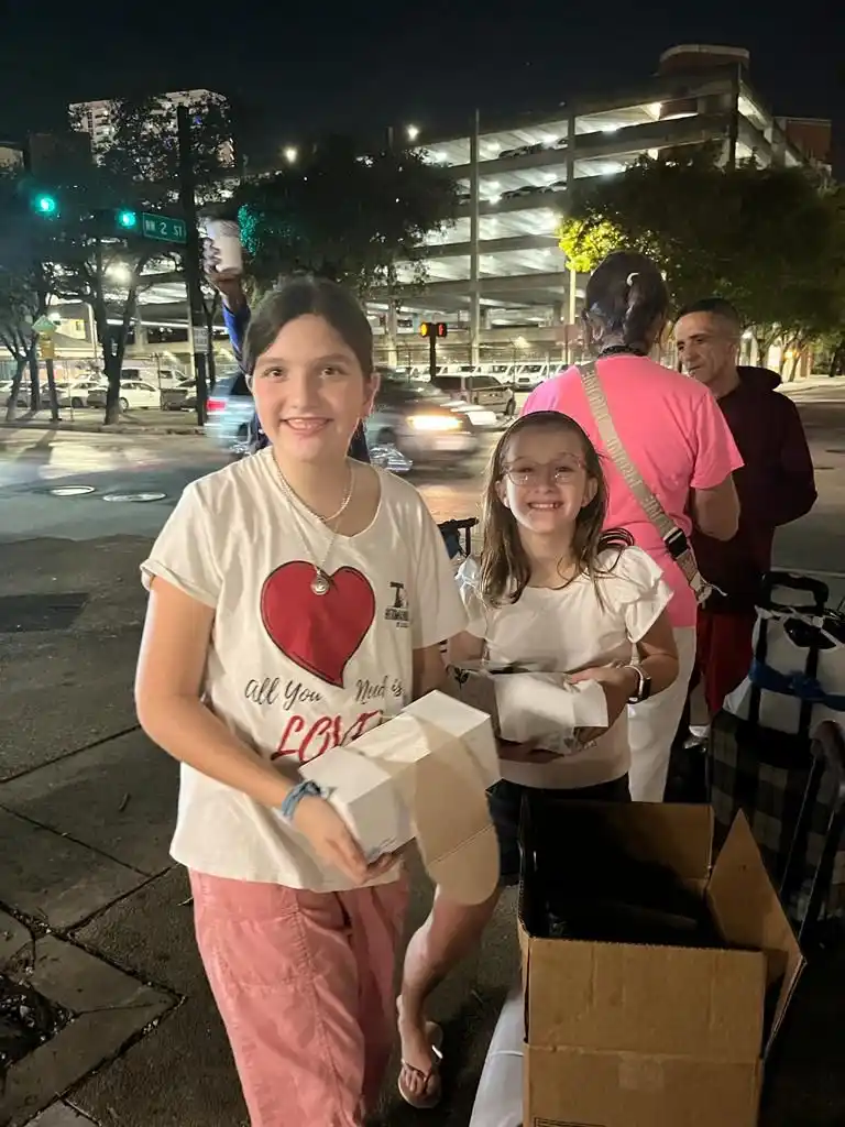Malenita. La más chica de los Muñoz también recorre las calles Miami procurando dar una mano.